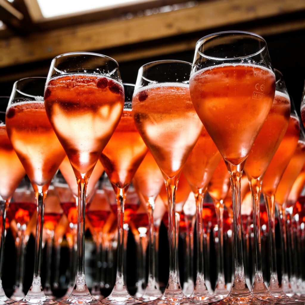 Sektempfang mit prickelnden Aperitifs – Antonslust Wilhelmshaven Gläser mit prickelndem Aperitif beim Sektempfang einer Hochzeit im Restaurant Antonslust in Wilhelmshaven