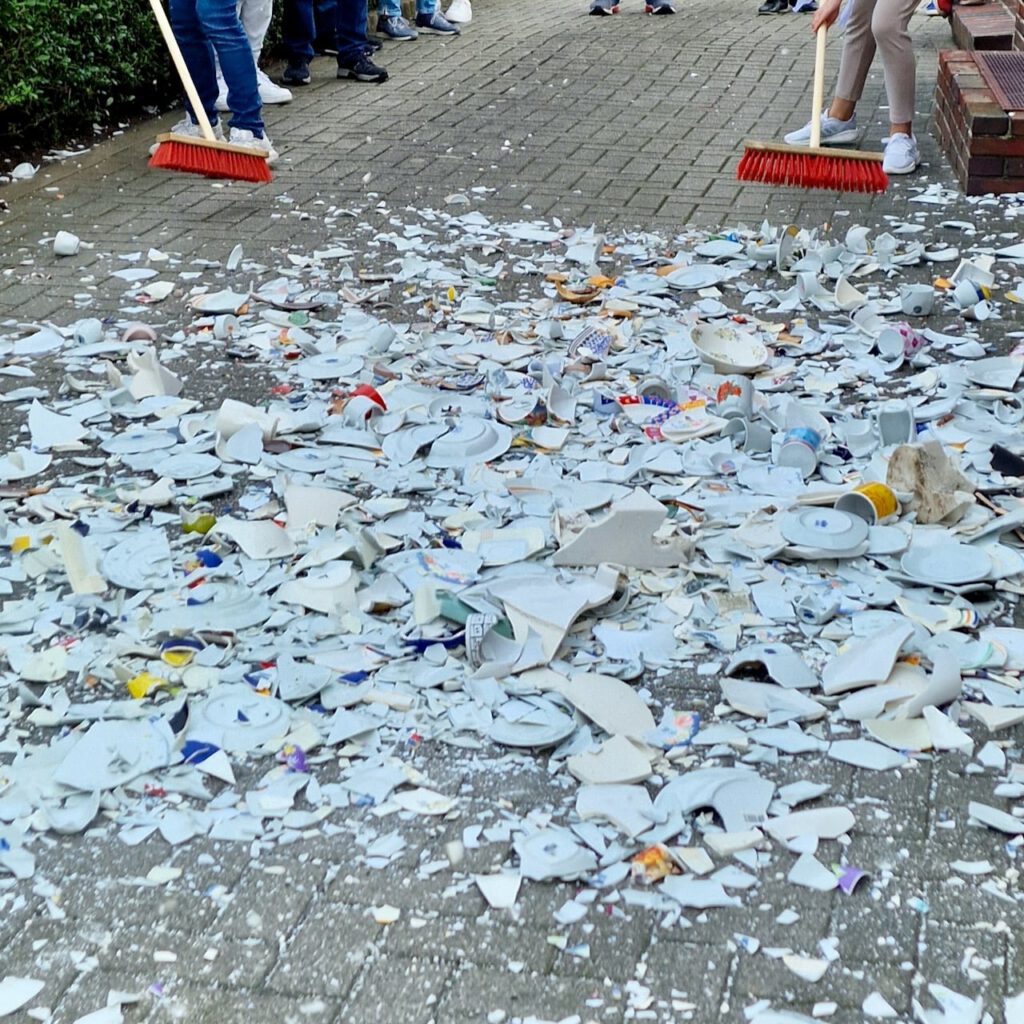Zerbrochenes Geschirr auf dem Boden beim Polterabend in Varel