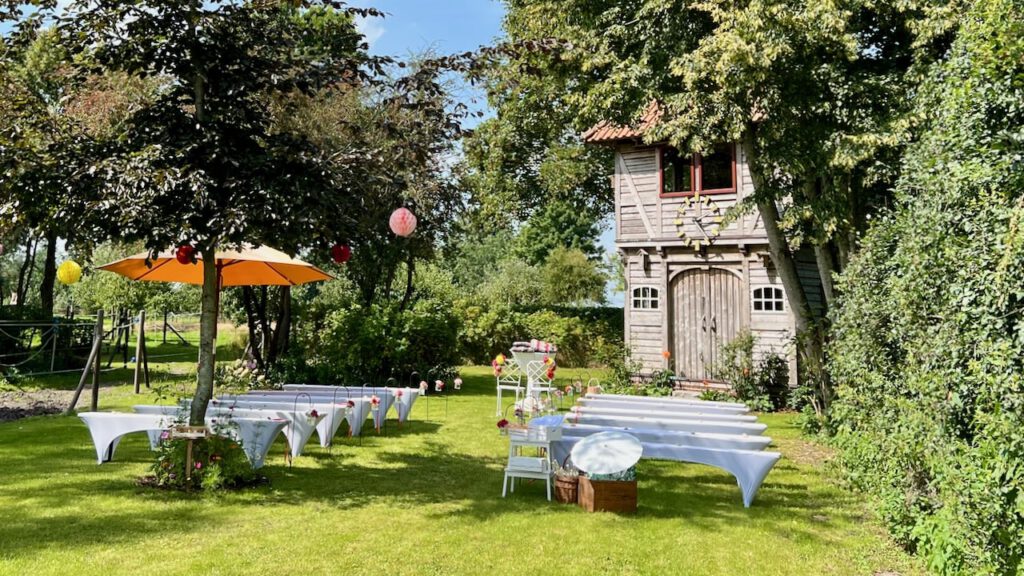 Aufgebauter Trauplatz im Garten mit Lautsprecher und Mikrofonanlage für eine freie Trauung