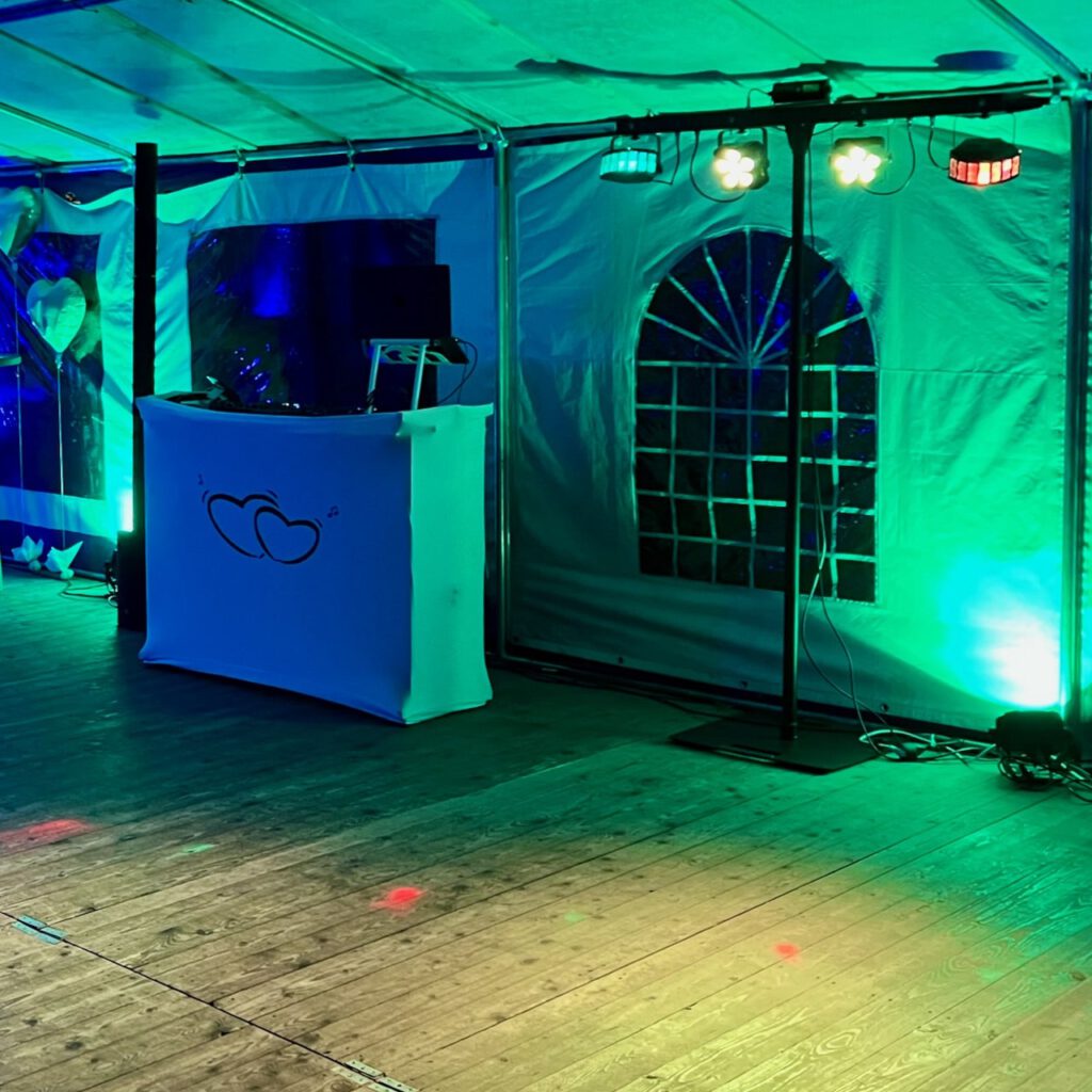 DJ-Pult mit bunter Beleuchtung beim Polterabend von Lena & Wilbert