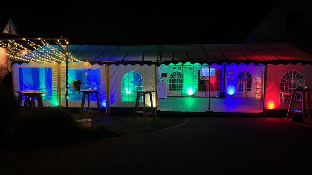 Beleuchtetes Festzelt mit LED-Lichtern und Lichterketten bei Nacht