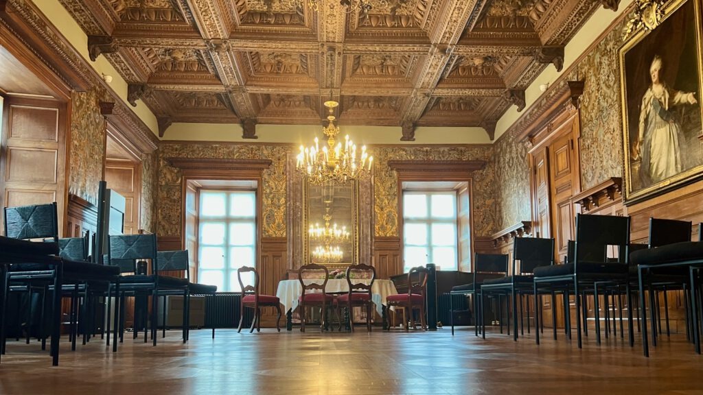 Audienzsaal im Schloss Jever, festlich geschmückter Raum für standesamtliche Trauungen