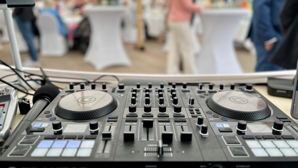 DJ-Mischpult mit Mikrofon beim Warm-Up – Musikaufbau vor dem Start der Party