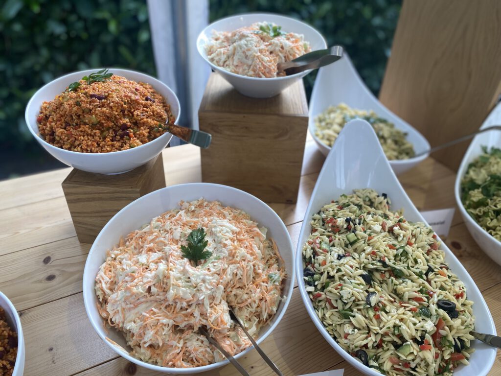 Verschiedene Schüsseln mit Bulgur-Salat, Karottensalat und Nudelsalat bei einer Hochzeit im Windig Steinhausen