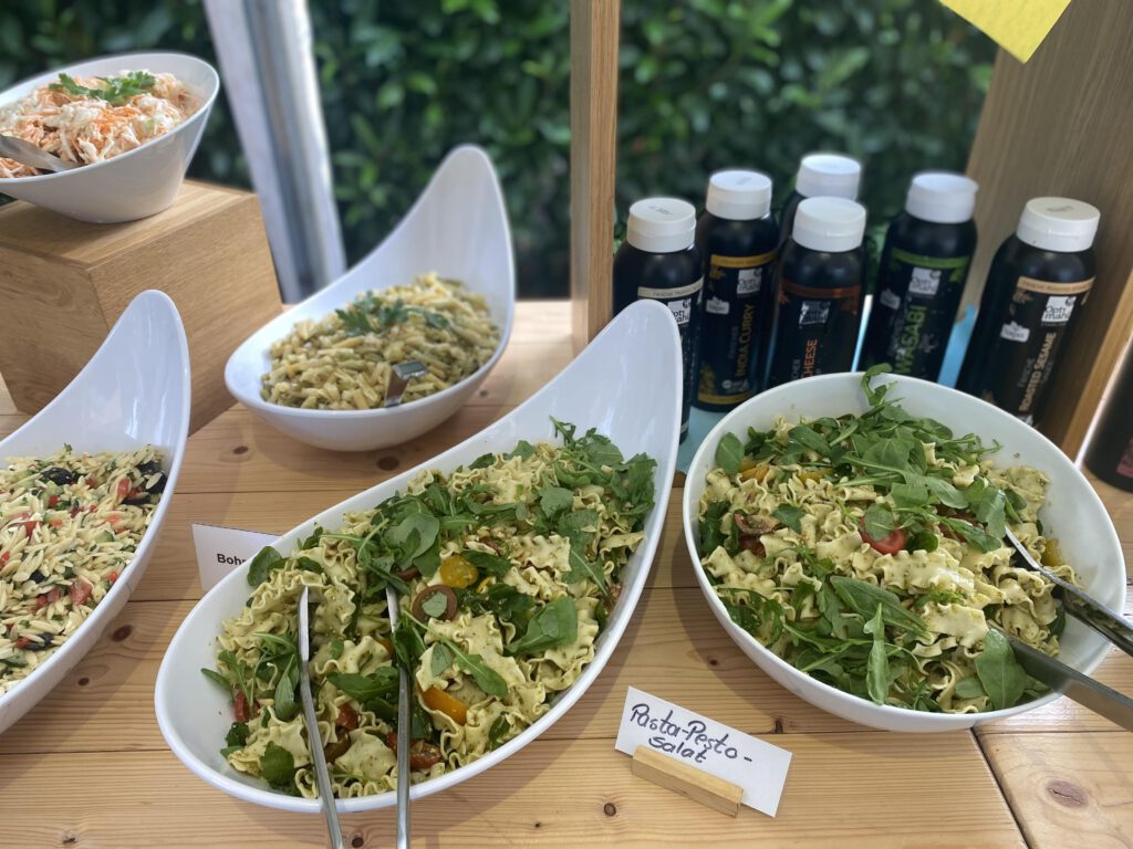 Pasta-Pesto-Salat und Bohnensalat mit Rucola auf einem Hochzeitsbuffet im Windig Steinhausen