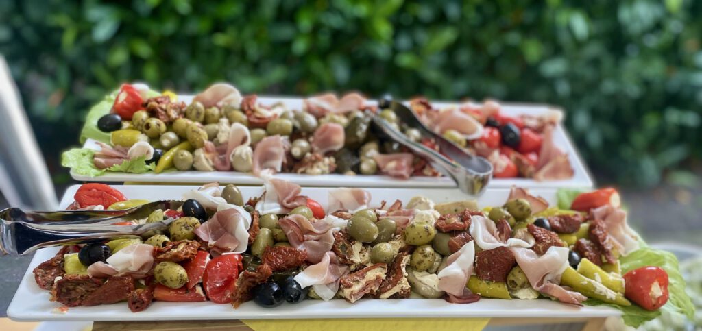 Bunte Antipasti-Platten mit Oliven, Schinken und Tomaten bei einer Hochzeitsfeier im Windig Steinhausen