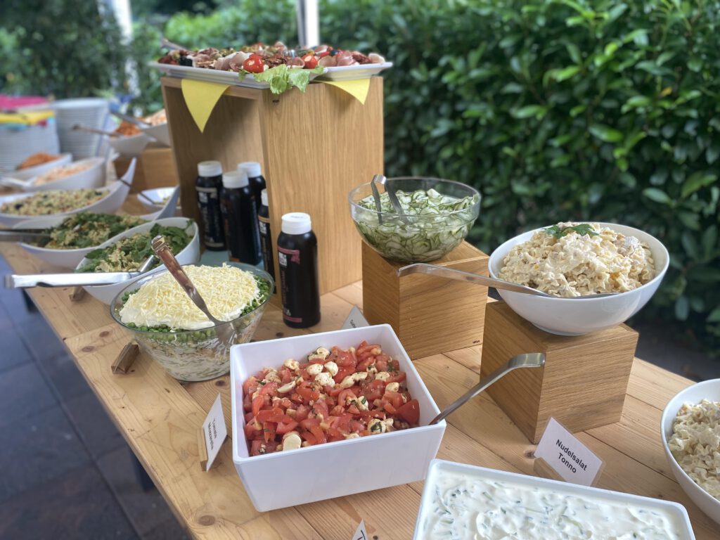 Gesamtansicht des Hochzeitsbuffets mit Antipasti, Salaten und Dips im Windig Steinhausen