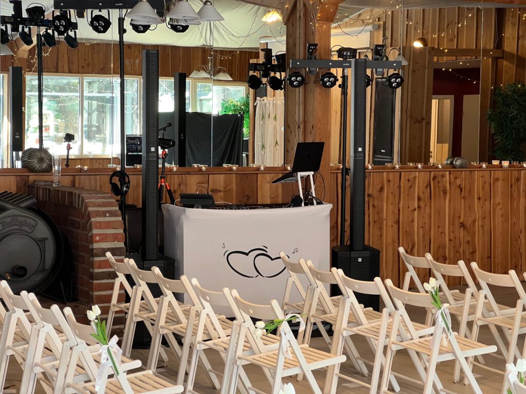Hochzeits-DJ-Setup mit Licht- und Tontechnik in der Orangerie im Park Westerstede