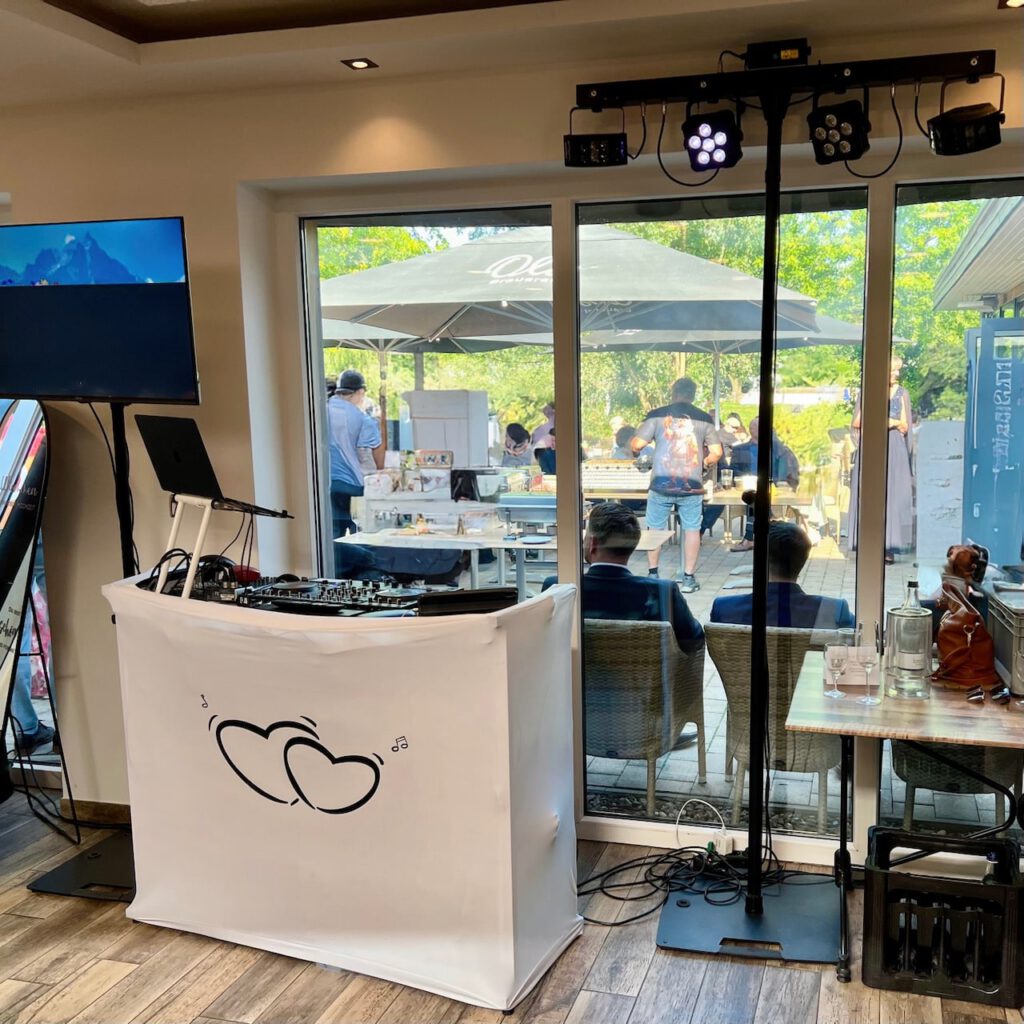 DJ-Pult mit Lichtanlage bei der Hochzeit von Kathrin & Georg im Seehuus Falkensteinsee