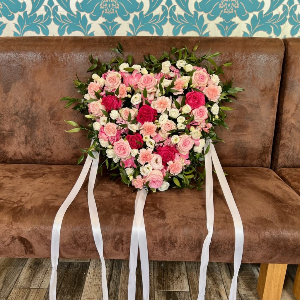 Blumenherz Hochzeit Kathrin & Georg Blumenherz aus roten und rosafarbenen Rosen, das Hochzeitsauto von Kathrin & Georg schmückte