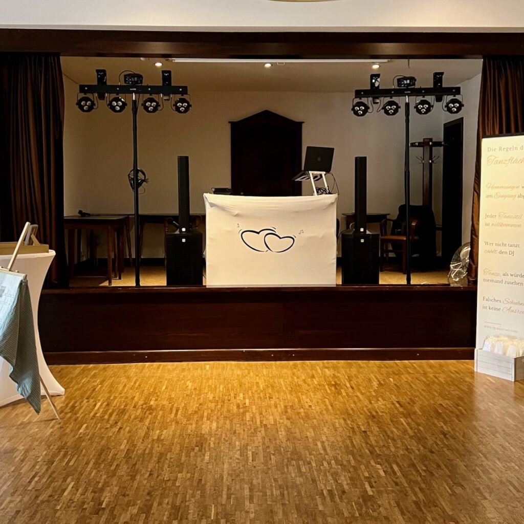 DJ-Bereich und Tanzfläche bei der Hochzeit von Tabea und Heiko im Heidekrug Bentstreek