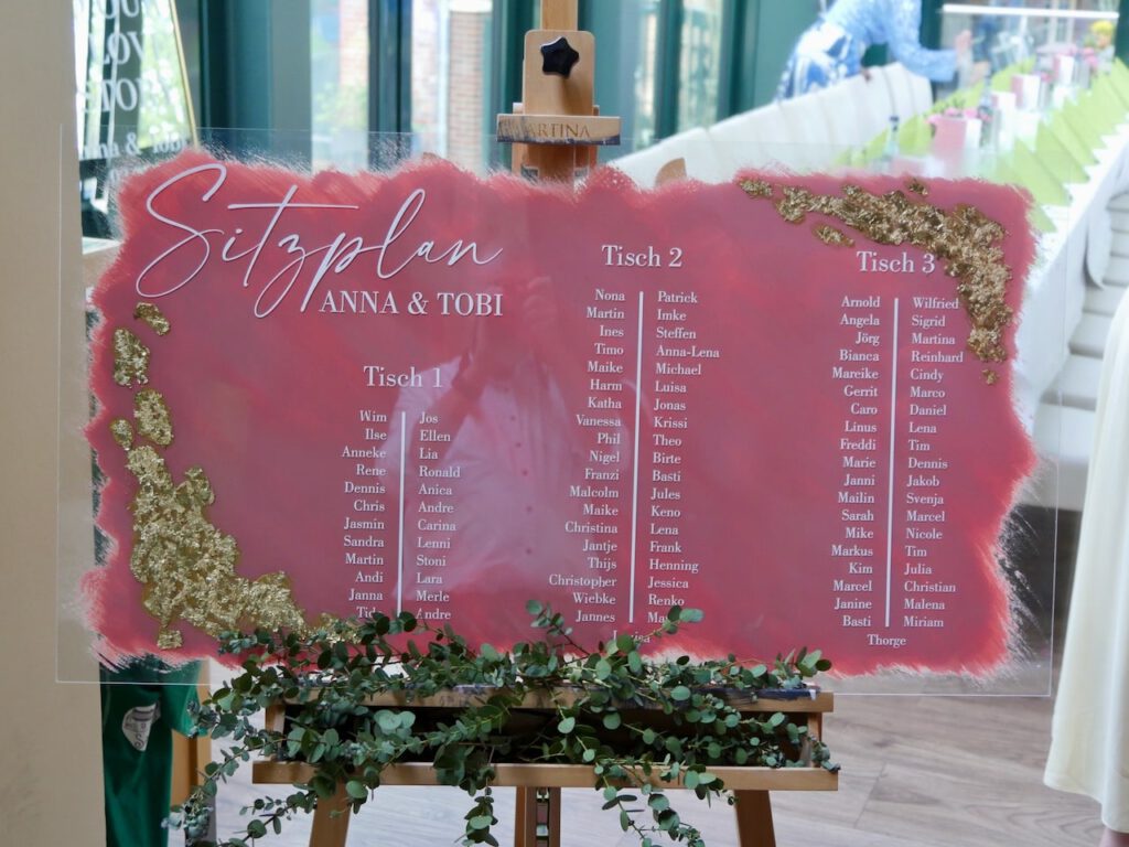 Individueller Sitzplan auf Staffelei für Hochzeit im Sandhorster Krug Aurich