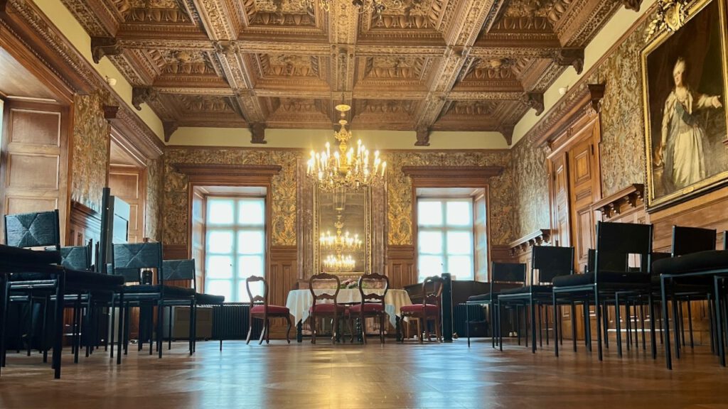 Audienzsaal im Schloss Jever mit prunkvoller Decke, Kronleuchtern und historischer Atmosphäre – Beispiel für Lautsprecher-Einsatz bei Trauungen