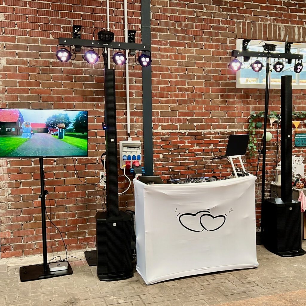 Professionelles DJ Setup mit Lichtshow für Geburtstags- und Hochzeitstagsfeier