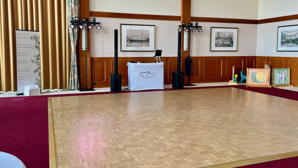 Tanzfläche und DJ-Setup für die Hochzeitsfeier von Nicol und Albert im Atlantic Hotel Wilhelmshaven