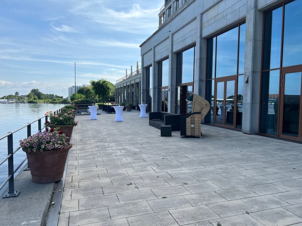 Empfang auf der Terrasse beim Atlantic Hotel Wilhelmshaven mit Blick aufs Wasser