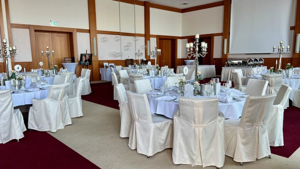 Festlich geschmückter Hochzeitssaal im Atlantic Hotel Wilhelmshaven