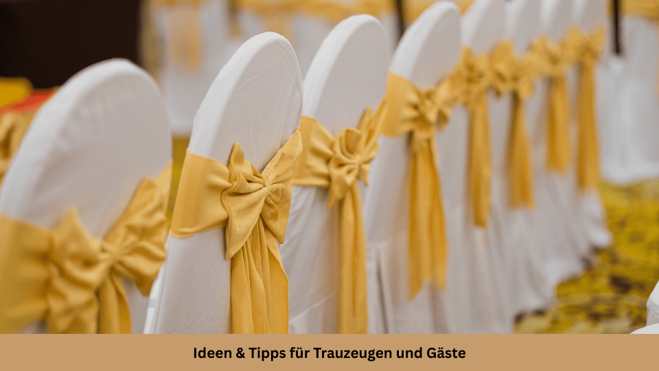 Reihe von festlich dekorierten Stühlen mit goldenen Schleifen – Symbolbild für das Hochzeitsspiel mit Gegenständen