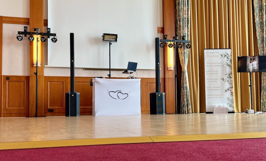 Professionelles DJ-Setup mit Licht- und Tonanlage im Festsaal des ATLANTIC Hotel Wilhelmshaven