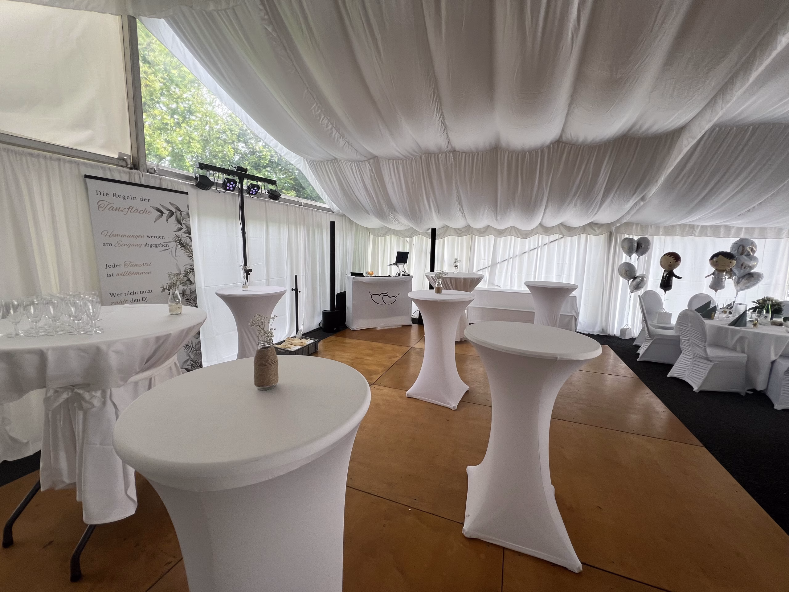 Festlich eingedeckte Hochzeitstische im Zelt am Banter See in Wilhelmshaven