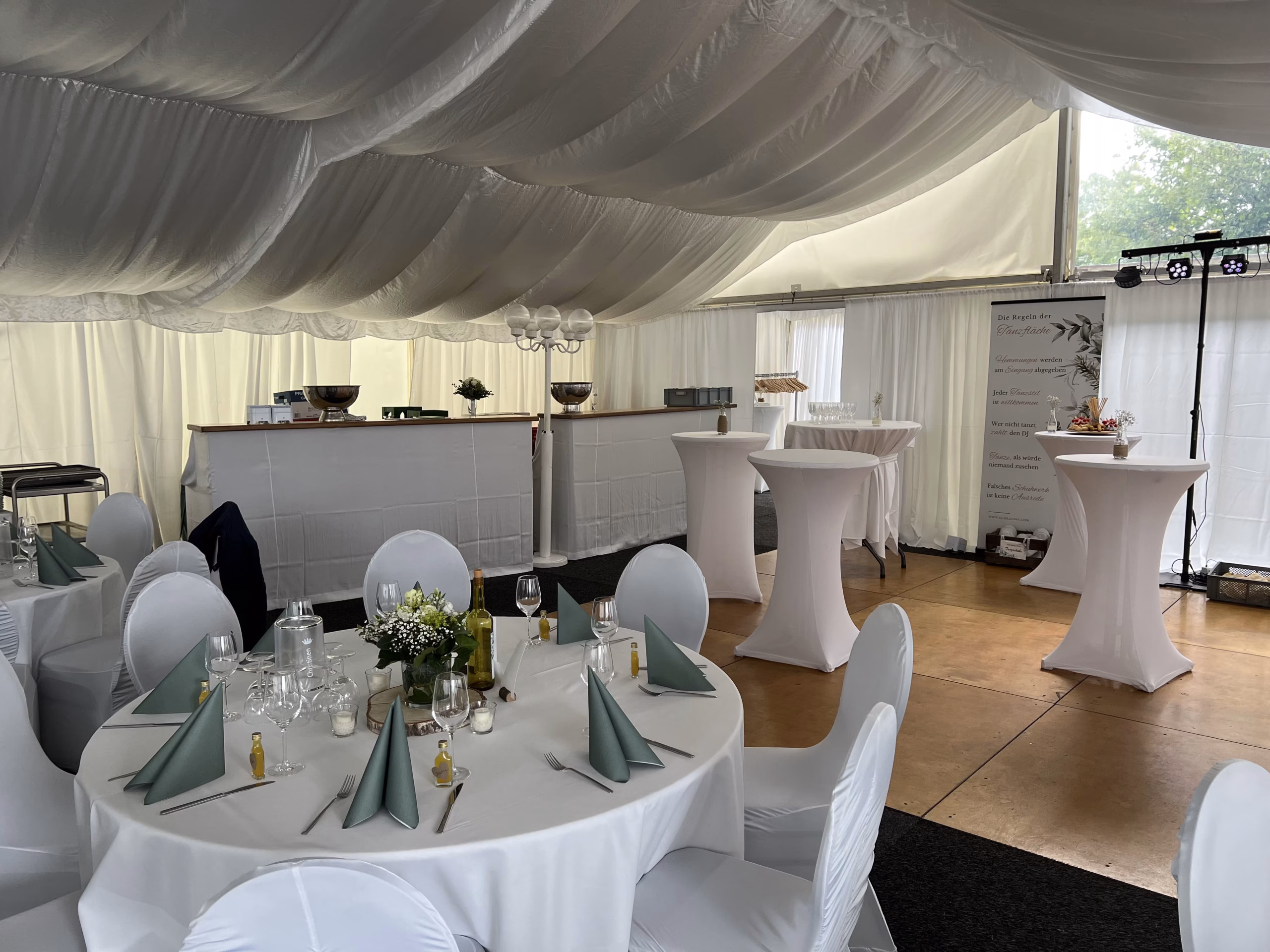 Buffet und Service-Team von Anton’s Lust bei einer Hochzeit im Zelt am Banter See