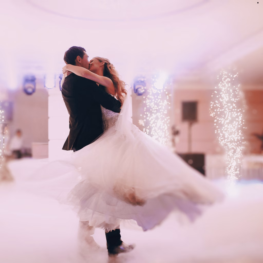 Brautpaar beim Eröffnungstanz auf der Hochzeit, umgeben von Licht und Nebel – musikalisch begleitet von DJ Harald Braun