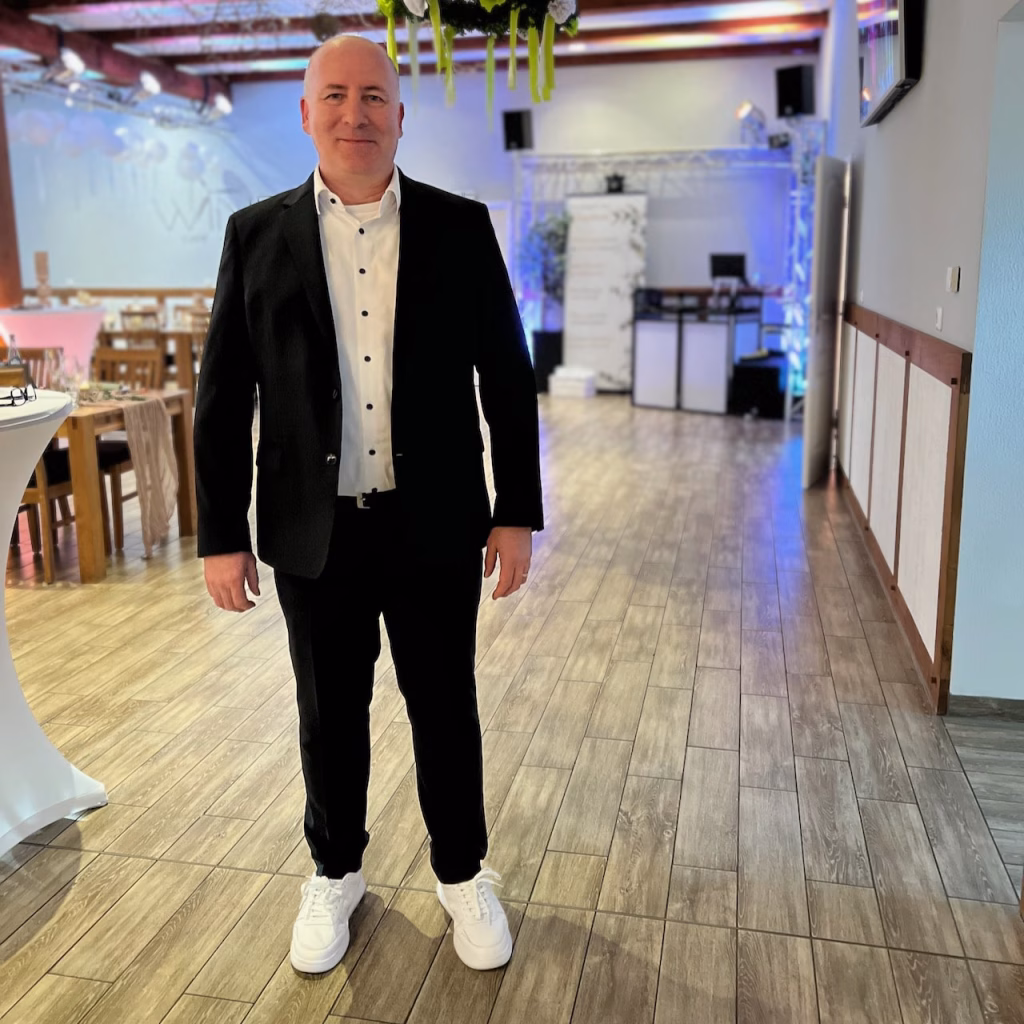 Porträt von Hochzeits-DJ Harald Braun aus Wangerland, professioneller DJ für Hochzeiten mit über 20 Jahren Erfahrung.