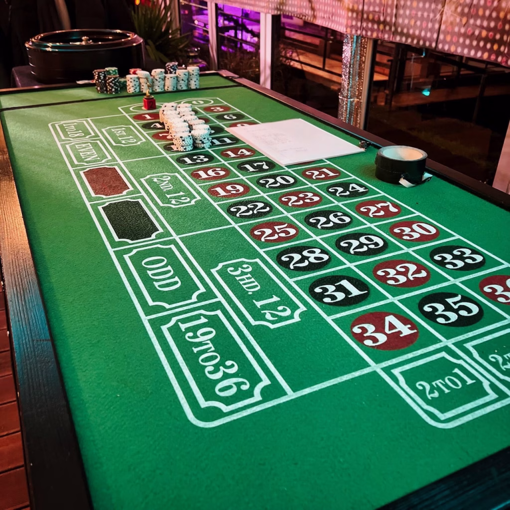 Spielcasino-Tisch mit Roulette und Spieljetons bei einer Weihnachtsfeier