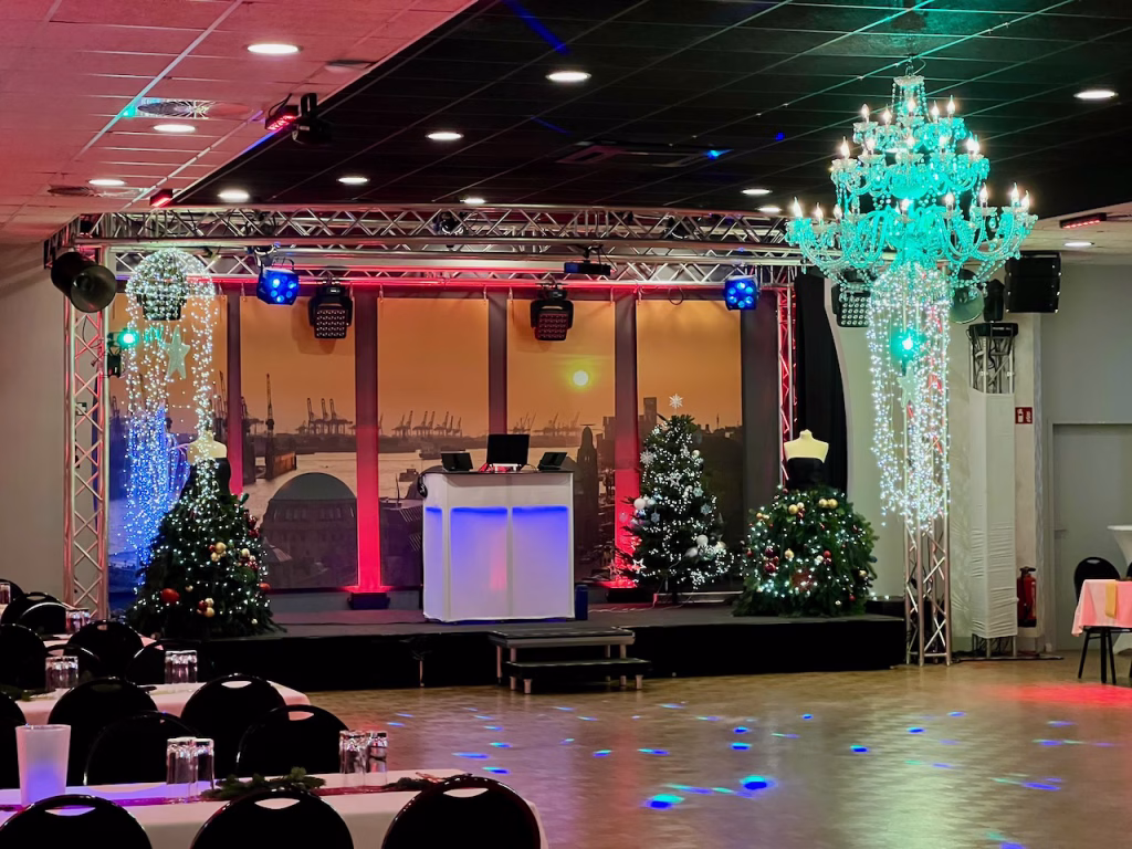 Festlich geschmückter Ballsaal beim Adventsball der Tanzschule Ring 3 mit DJ-Bühne und stimmungsvoller Beleuchtung