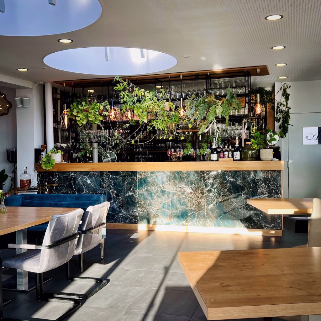 Stilvolle, beleuchtete Bar im Innenbereich des Restaurant Laarnis in Wilhelmshaven – eine beliebte Location für Hochzeiten am Wasser.