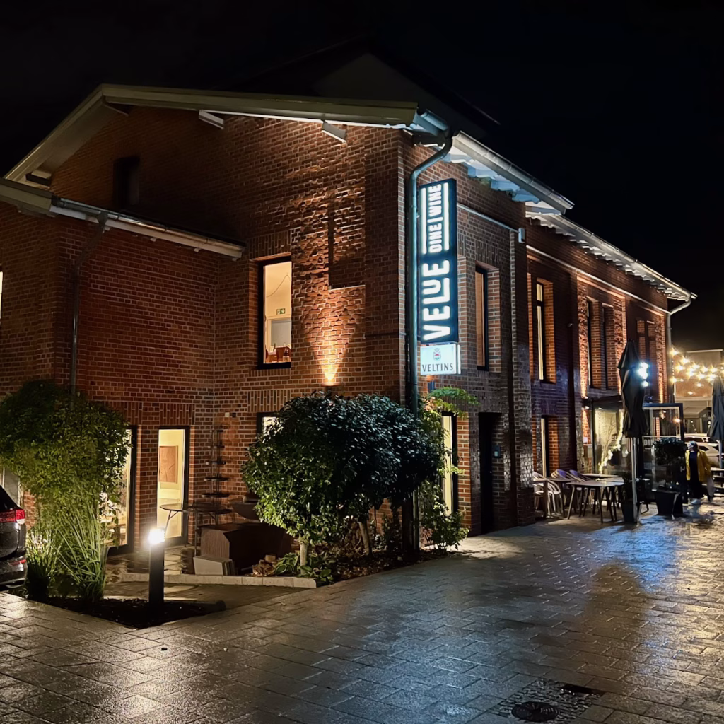 Außenansicht des VELUE (ehemals Pier 24) in Wilhelmshaven bei Nacht – beleuchtete Hochzeitslocation.