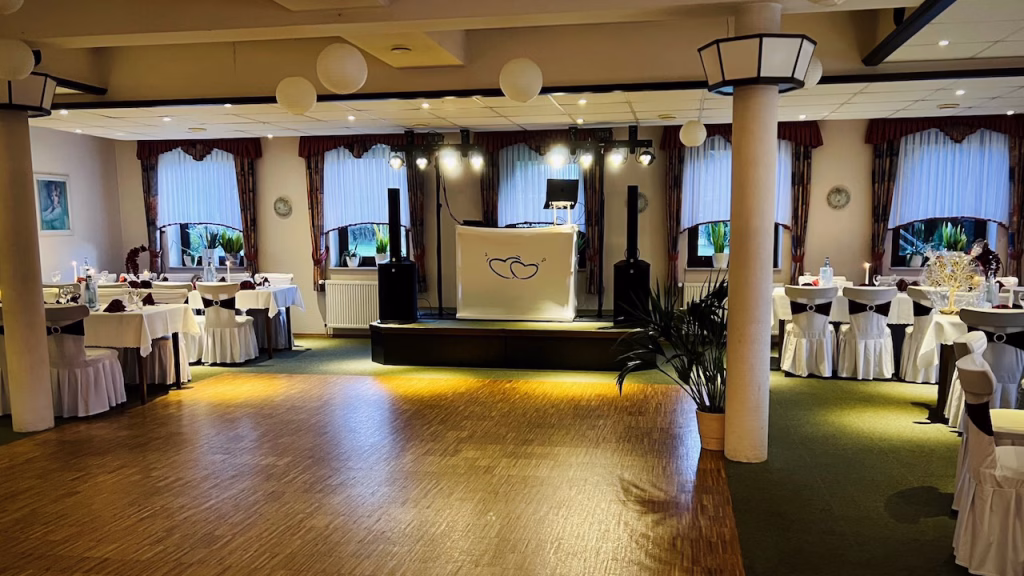Festlich gedeckter Saal im Holtriemer Hof in Nenndorf bei einer Hochzeit mit DJ Harald Braun