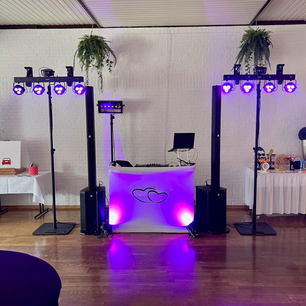 DJ-Setup von DJ Braun4U in der Altdeutschen Diele Bockhorn – symmetrische Lichtanlage mit lila Beleuchtung und DJ-Pult mit Herz-Logo