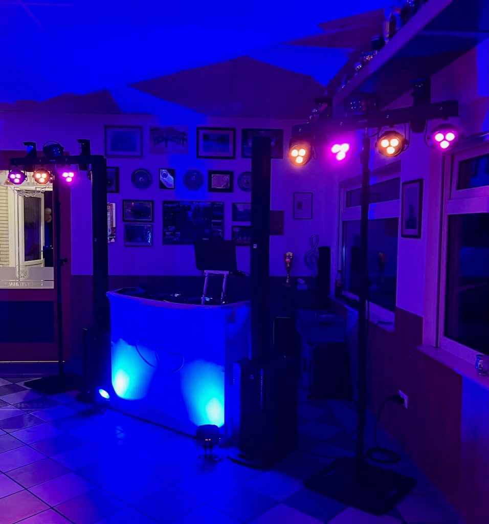 DJ-Setup von DJ Braun4U im Schützenverein Bloomberg – blaue Ambiente-Beleuchtung bei einer Silberhochzeit im März 2026