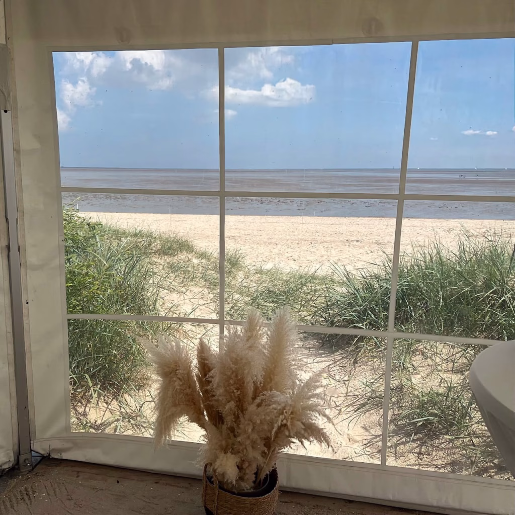 Blick aus dem Trauungszelt in Schillig auf Strand und Wattenmeer – Freie Trauung mit DJ-Begleitung durch DJ Braun4U