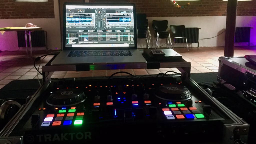 DJ-Setup mit Traktor-Controller im Hofgut Kloster Gnadenthal in Hünfelden, Hessen – DJ Harald Braun bei einem runden Geburtstag
