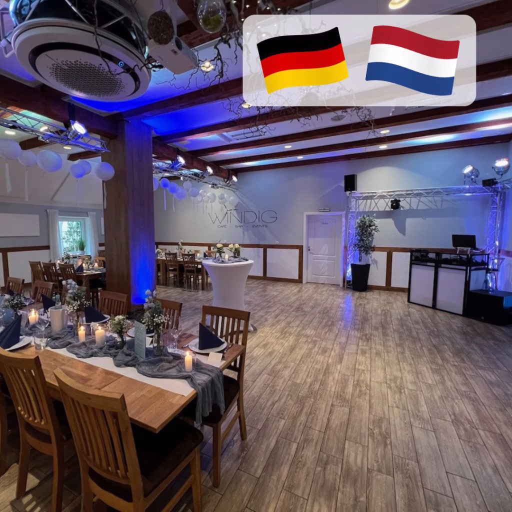 Festsaal Windig Steinhausen mit DJ-Setup und blauer Beleuchtung bei einer deutsch-holländischen Hochzeit im Juli 2026