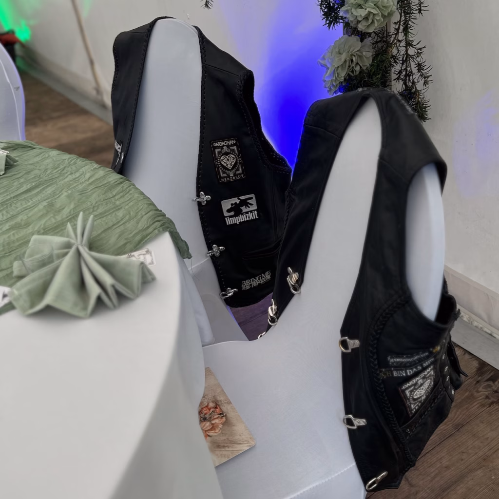 Schwarze Lederwesten des Brautpaares mit Patches auf Schneiderpuppen – Rock- und Metal-Hochzeit im August 2026
